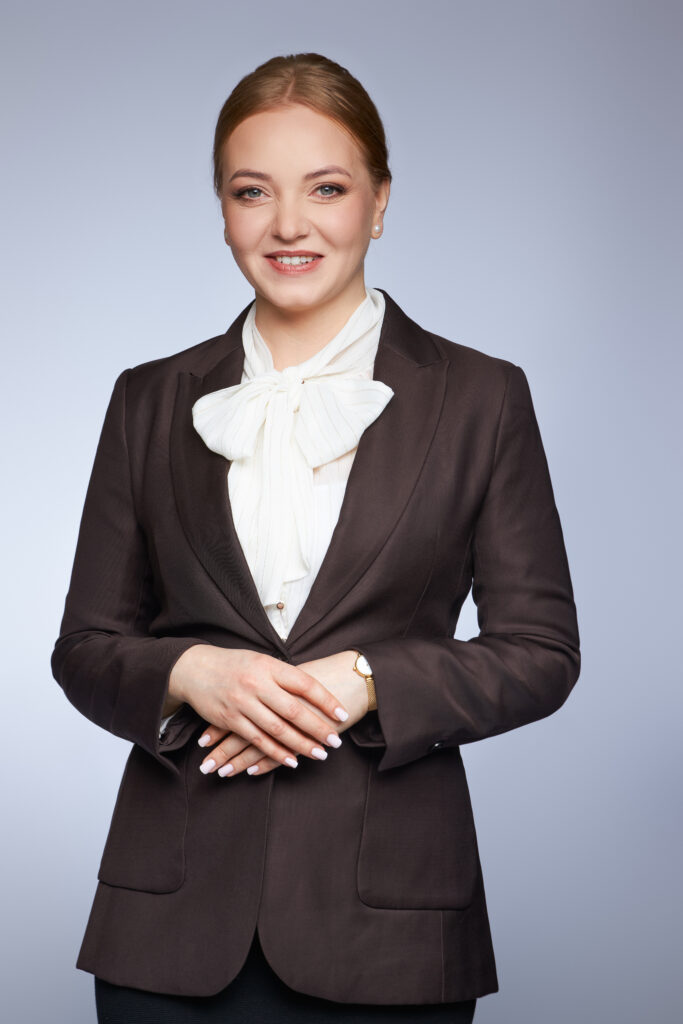 Profesjonalne zdjęcie cabin crew – Kamila Mizgalska; fotografia wizerunkowa wykonana przez fotografa Krzysztofa Zaleskiego