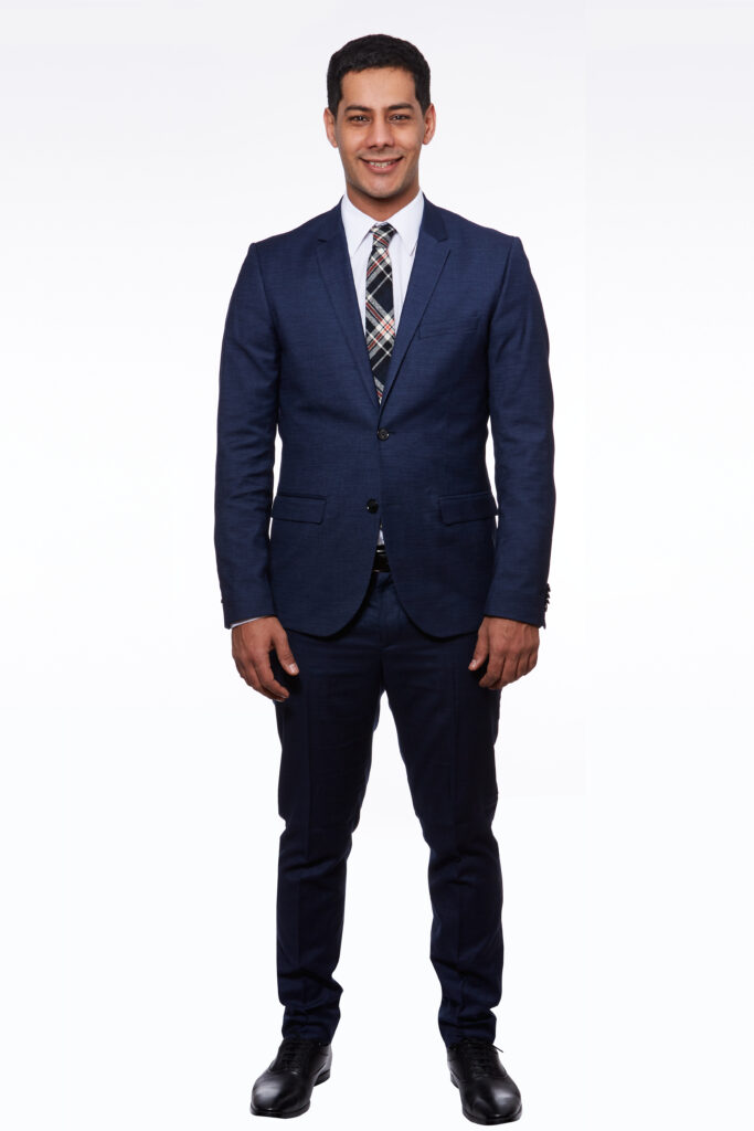 Profesjonalne zdjęcie cabin crew – Salim Ben Chariak, zdjęcie całej sylwetki strój formalny; fotografia wykonana przez fotografa Krzysztofa Zaleskiego